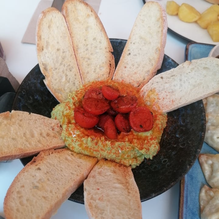 photo of La Cantina De Sputnik Hummus con cherrys salteados shared by @patatitacontofu on  20 Jun 2023 - review