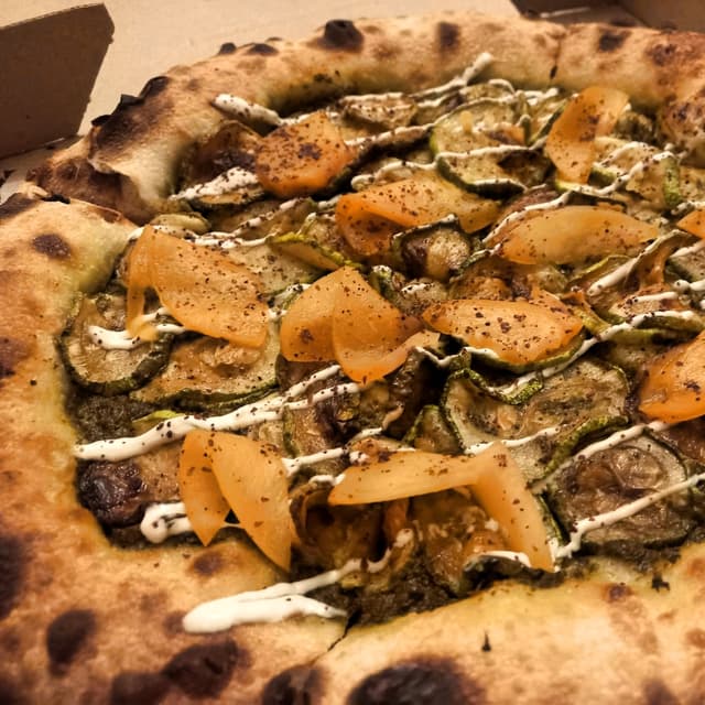 Photo of the dish “Pizza con Duraznos, Zuchinnis Asados, y pesto.”