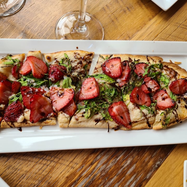 photo of Ravens Restaurant Strawberry Flatbread shared by @sofihuasteca on  30 Jul 2023 - review