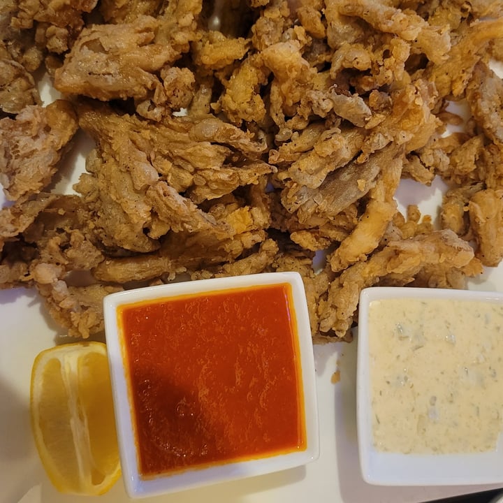 photo of 3 Brothers Vegan Cafe Oyster Mushroom Calamari shared by @erikamorquecho on  03 Apr 2023 - review
