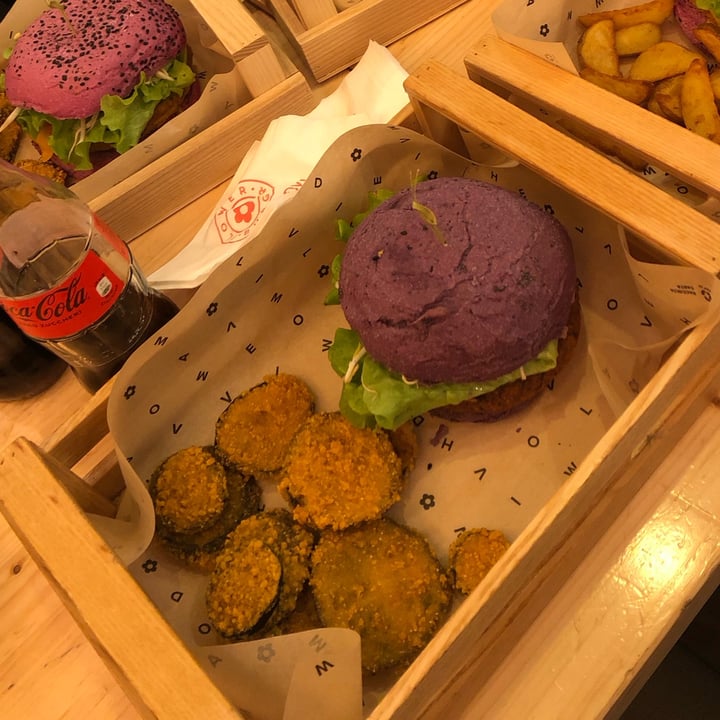 photo of Flower Burger Flower burger shared by @paoladicembrino on  07 Mar 2023 - review