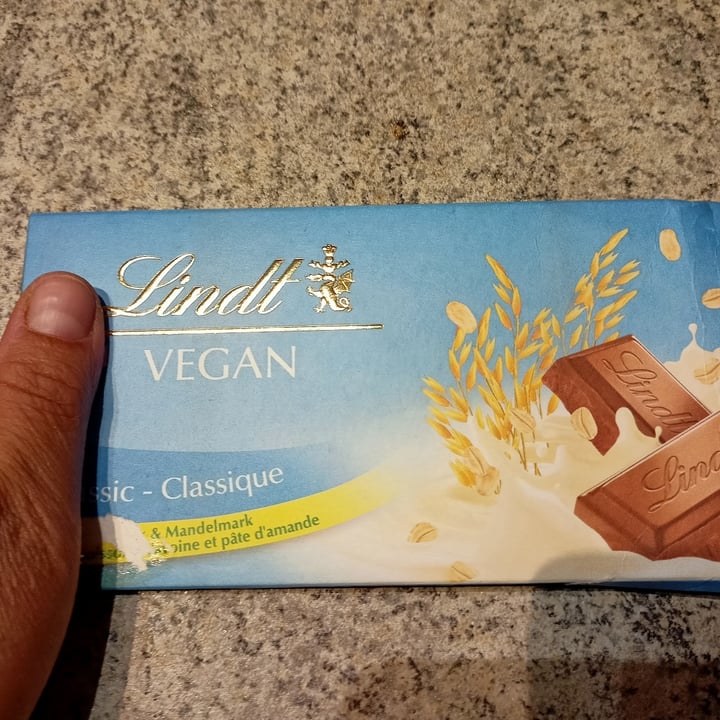 photo of Lindt Chocolate Vegano Classic shared by @marinasacco on  09 Aug 2023 - review