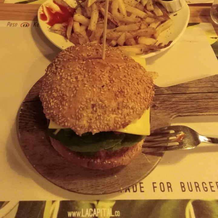 photo of La Capital Burgers veganas shared by @akradamito on  26 Jan 2023 - review