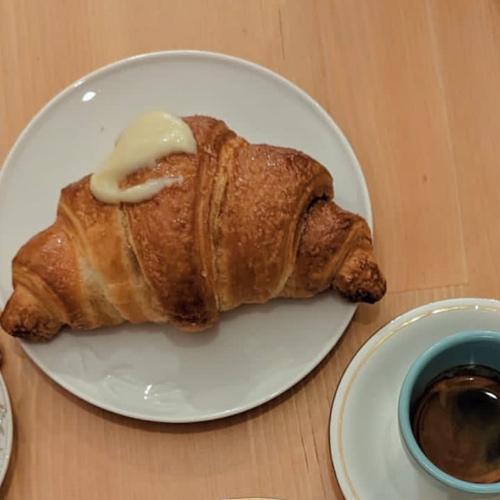 photo of Bottega Vegana Croissant di grano con crema vegan shared by @greenrebbi on  30 Apr 2023 - review