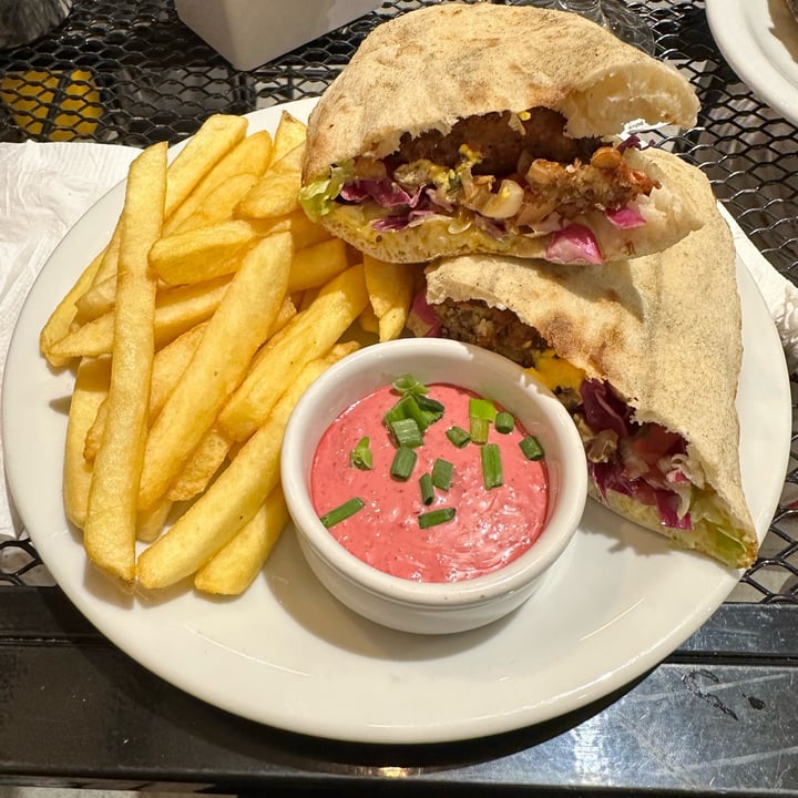 photo of CRAFT Tres Cerritos Sandwich De Falafel shared by @meliescosteguy on  23 Apr 2023 - review
