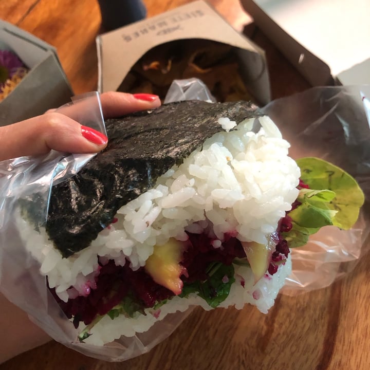 photo of Siete Mares Sushi Gourmet & Deli charles darwin sushi burger shared by @agusk on  16 Dec 2022 - review