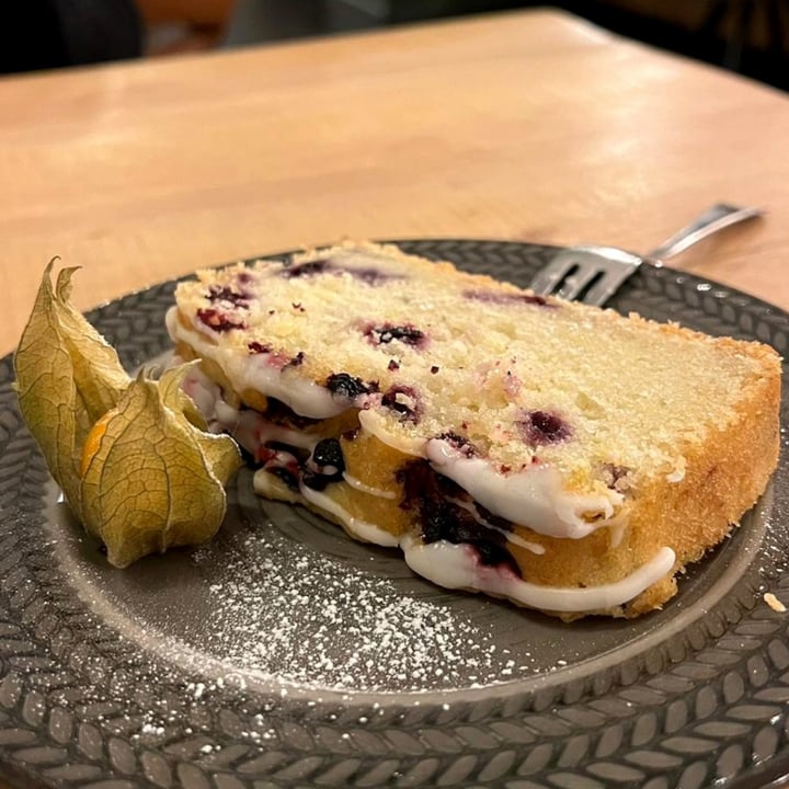 photo of ESSKALATION Blueberry & Lemon Cake shared by @annamiou on  03 Jan 2023 - review