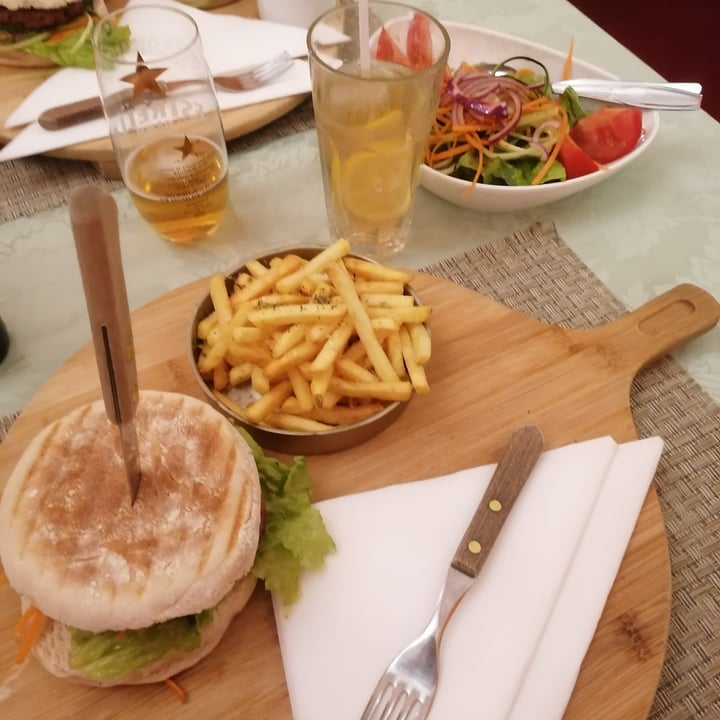 photo of Ego space Hospitality and Catering Unipessoal Lda hamburguer vegan shared by @beeatriz on  03 May 2023 - review