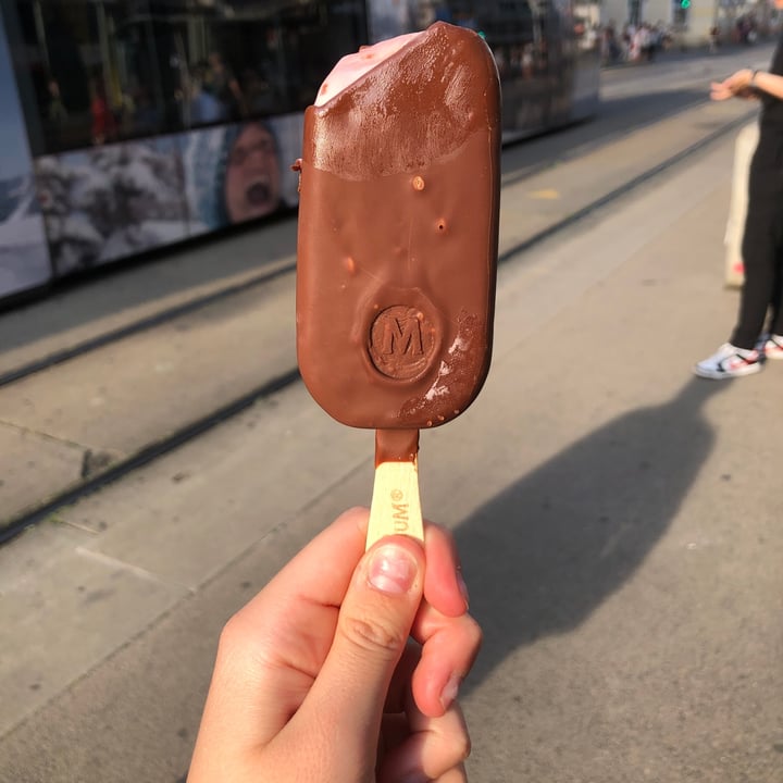 photo of Magnum Vegan Raspberry Swirl shared by @eliiiiiiiiii8i on  26 Jun 2023 - review