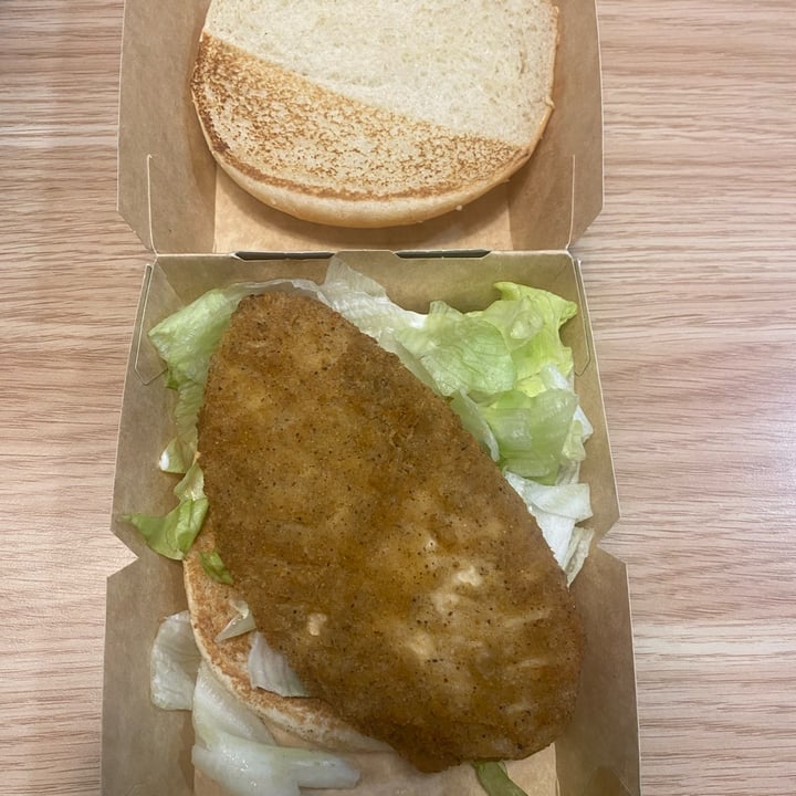 photo of KFC vegan burger shared by @cassgloriaeats on  09 Feb 2023 - review