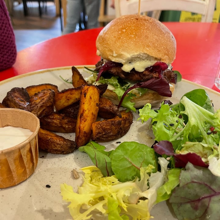 photo of Aromaticus Burger di Pakora, Insalata, Cipolle In Agrodolce E Maionese Al Curry shared by @miladyminni on  20 Apr 2023 - review