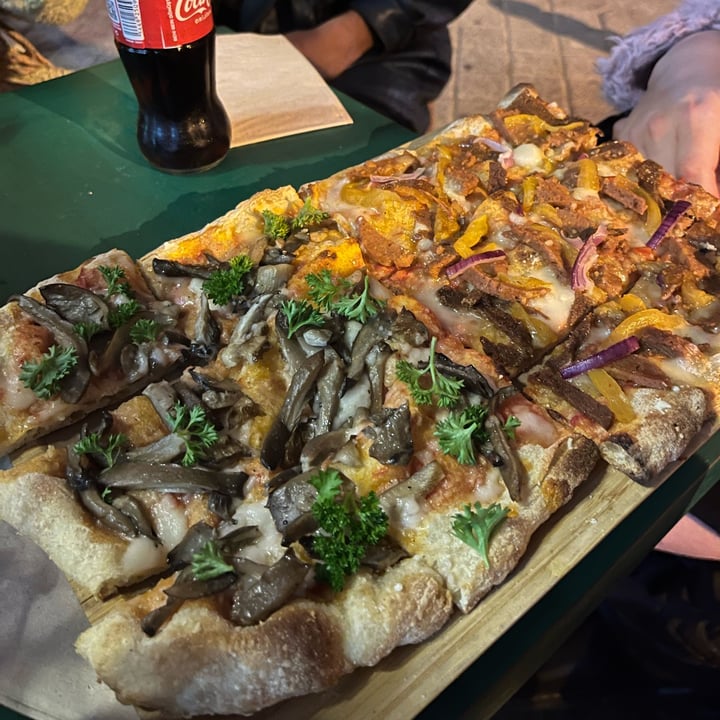 photo of Trippy Veggie Oyster Mushroom Pizza shared by @elifg on  18 Jan 2023 - review