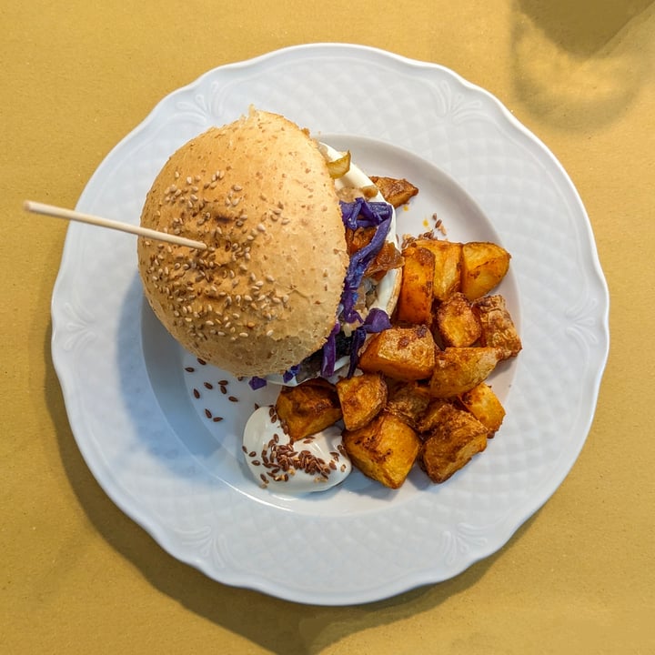 photo of Dulcamara Vegan Bakery & Bistrot Veg burger gourmet shared by @davide on  12 Jan 2023 - review