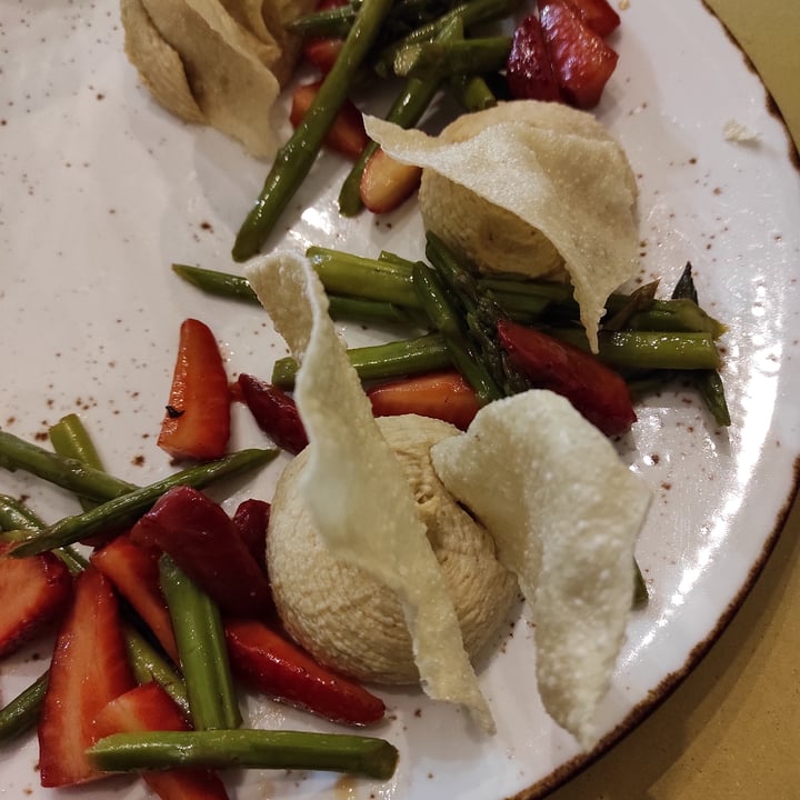 photo of Soul Kitchen giardino di fragole e asparagi, papadom, hummus di ceci e nocciole shared by @niklabelloli1 on  13 Apr 2023 - review