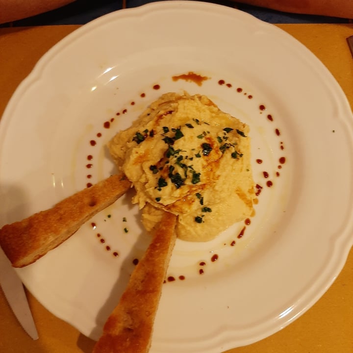 photo of Osteria Veggente Hummus Di Ceci Bio Con Focaccia Integrale shared by @giuliaheart89 on  29 May 2023 - review