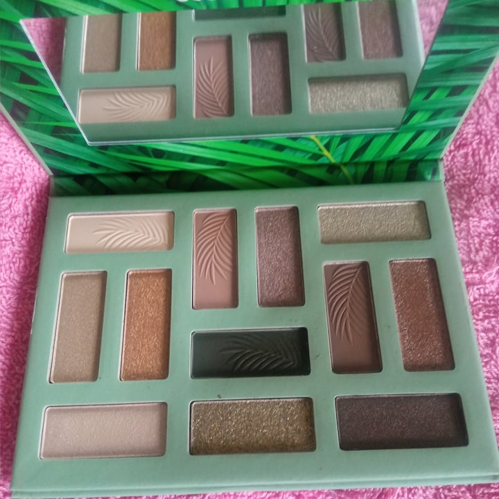 photo of Essence Cosmetics out in the wild paleta de sombras shared by @may86 on  07 Jan 2023 - review