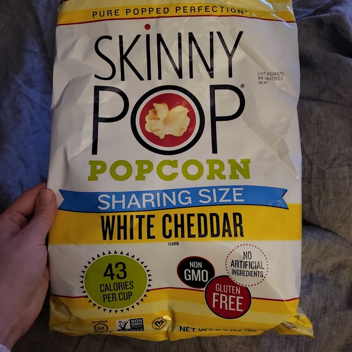 photo of Skinny Pop Skinny Pop White Cheddar Popcorn shared by @flatearthvegan on  05 Feb 2023 - review