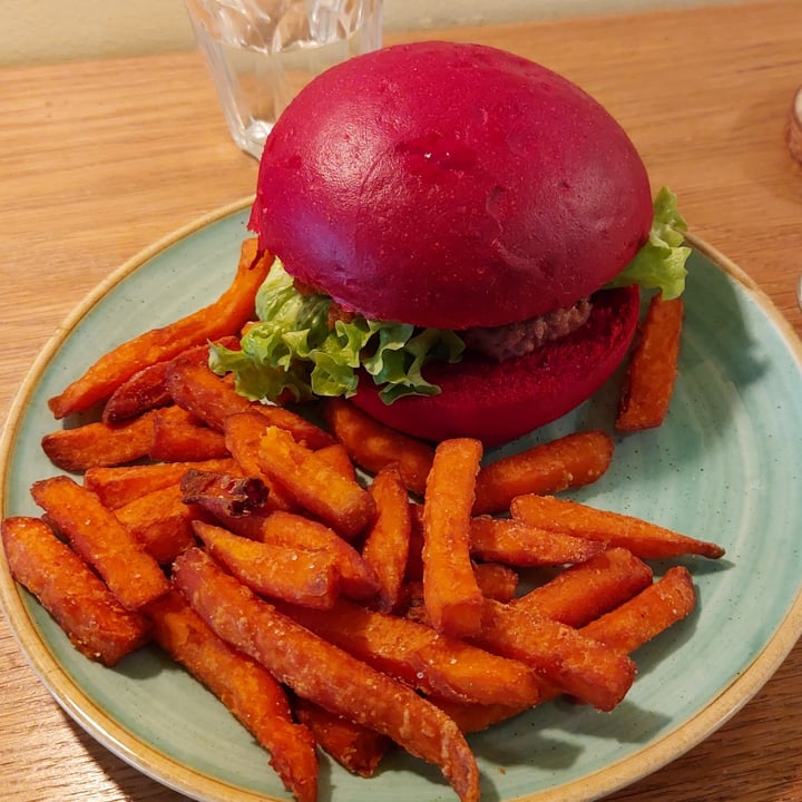 photo of Avo Brothers Pink Burger shared by @dimii on  05 Feb 2023 - review