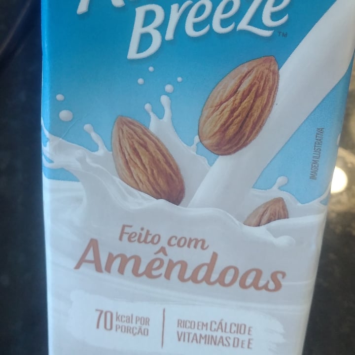 photo of Almond Breeze leite vegetal de amendoas sabor baunilha shared by @flaviapettarin on  06 Mar 2023 - review