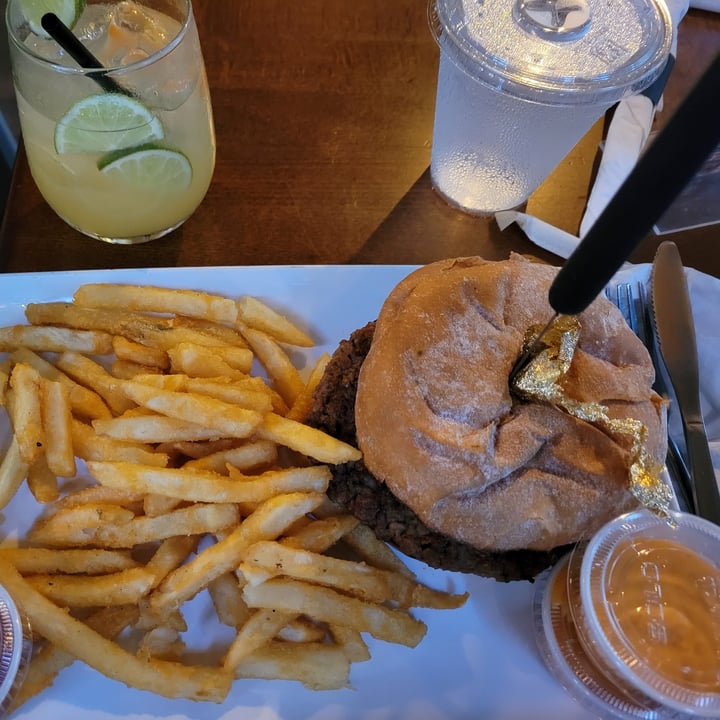 photo of Mo' Better Brews Truffle butter burger shared by @fleurdelisftw on  26 Apr 2023 - review