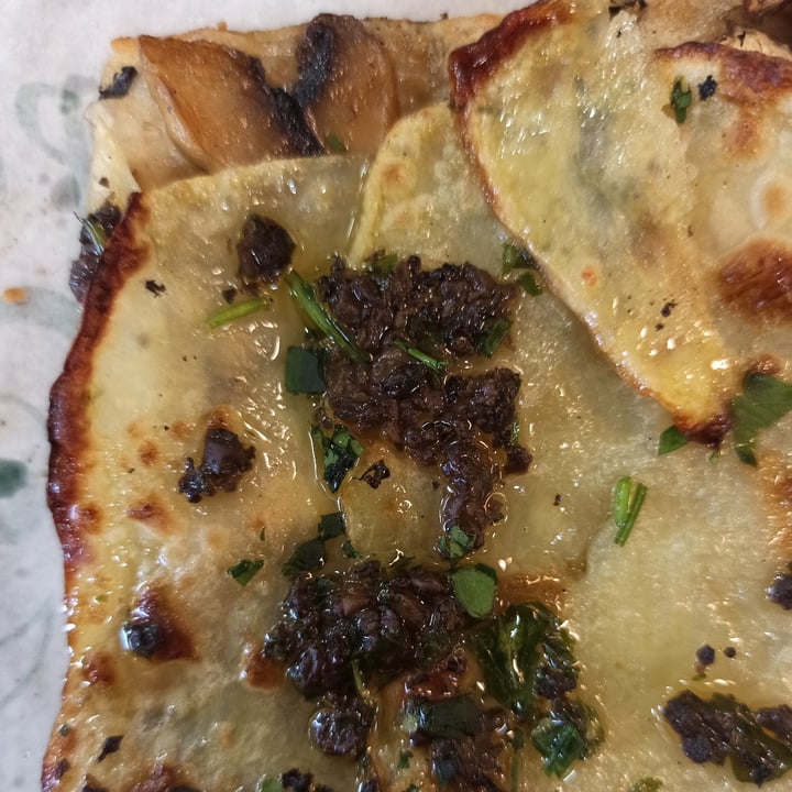photo of Tutto Il Resto è pizza Pizza La Taglio Patate E Funghi shared by @morgymur on  01 May 2023 - review