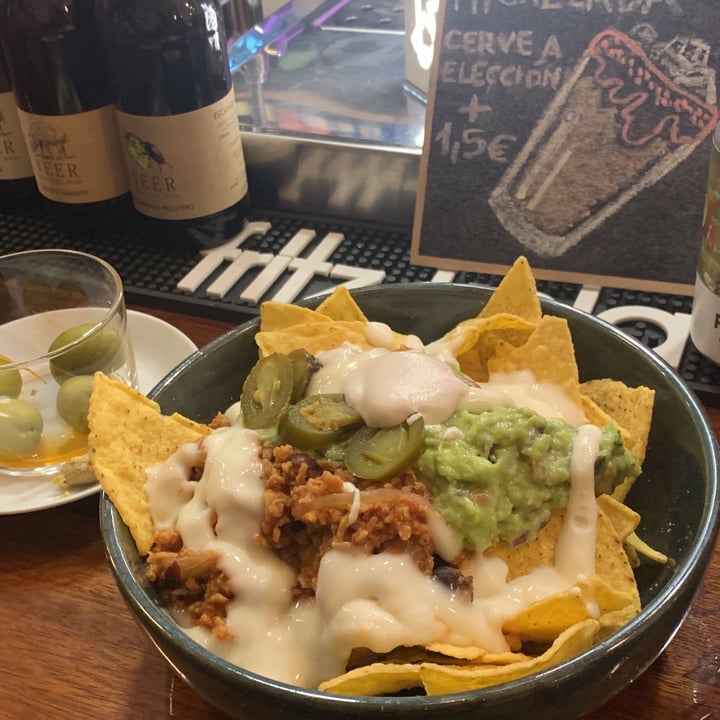 photo of La Oveja Negra taberna vegana. Nachos con Queso y Guacamole shared by @paola77 on  15 Apr 2023 - review
