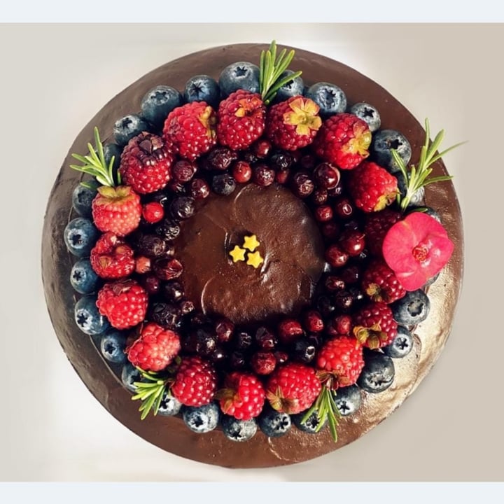photo of Mononoke Torta de chocolate con frutos rojos shared by @veganizandomed on  17 Jul 2023 - review