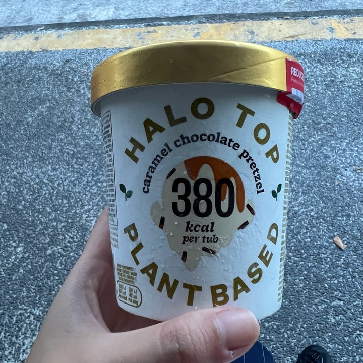 photo of Halo Top Creamery Caramel Chocolate Pretzel shared by @consciouscookieee on  16 Apr 2023 - review