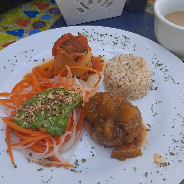 photo of Restaurante Vegetariano Nataraj Espaguete de cenoura e abobrinha, arroz cateto integral , feijão branco, hambúrguer com molho de batata doce agridoce. shared by @liriosterapias on  31 Dec 2022 - review