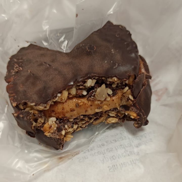 photo of alimendra alfajor de semillas y pasta de almendras shared by @vintognuk3 on  28 May 2023 - review