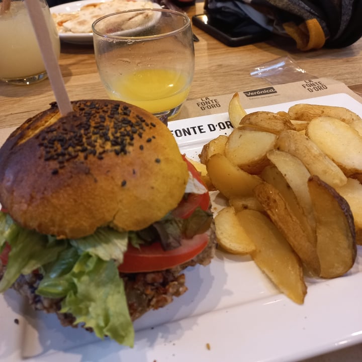 photo of La Fonte D' Oro | Yrigoyen Hamburguesa vegana shared by @iaragonzalezz on  04 May 2023 - review