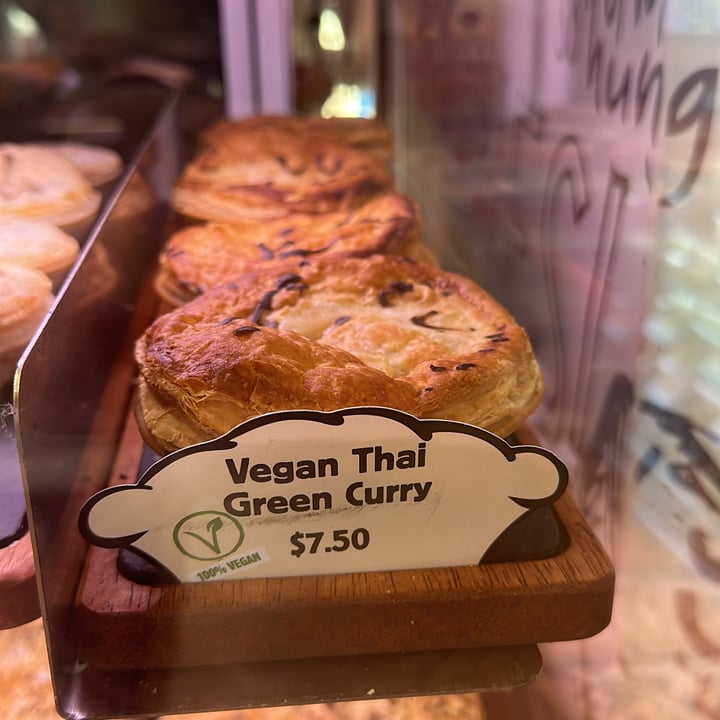 united-petroleum-ouyen-pie-face-ouyen-australia-vegan-thai-curry-pie