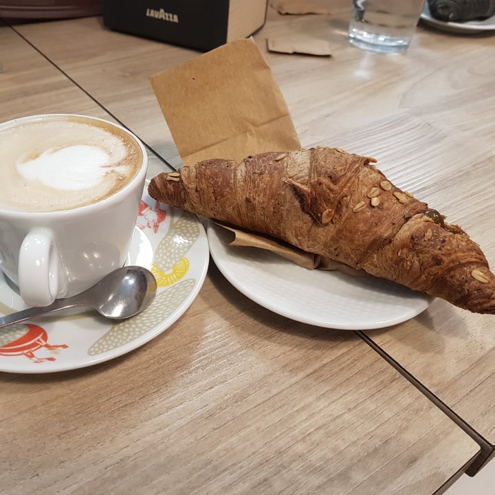 photo of elliè cafè croissant vegano con marmellata alla pesca e basilico shared by @cri1966 on  09 Apr 2023 - review