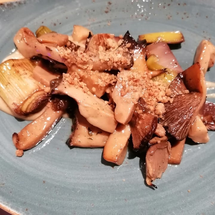 photo of Il Rovescio Tagliata Di Cardoncelli Su Crema Di Zucca Con Granella Di Nocciole E Germogli shared by @giuliamarzorati on  25 Dec 2022 - review