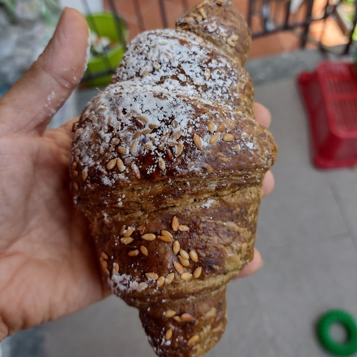 photo of Jack-Fruit Healthy Lifestyle brioche ortica, ginepro e mirtilli rossi shared by @dratini on  13 Jul 2023 - review