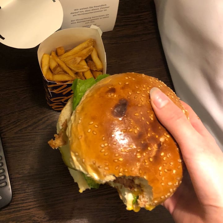 photo of Vegan Pirates darkside Cheeze Burger shared by @hakuhandmade on  09 Apr 2023 - review