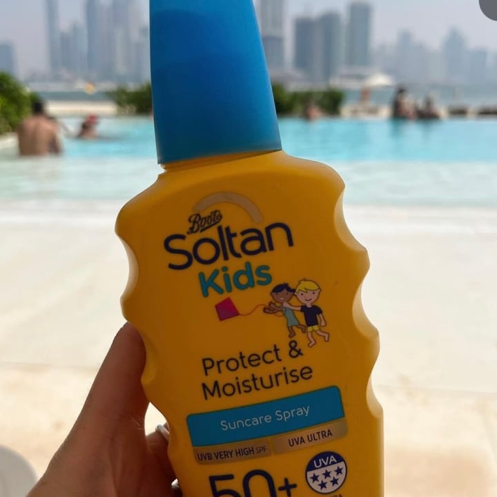 photo of Boots Soltan SPF30 Suncare Spray shared by @beatricemaee on  15 Jan 2023 - review