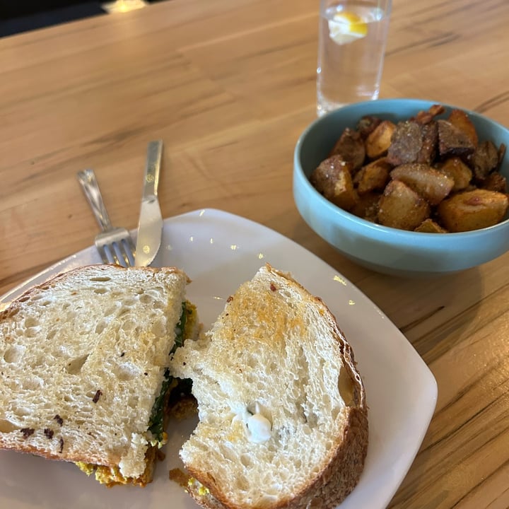 photo of fellow traveler Breakfast Sandwich shared by @peacelovejen on  16 Mar 2023 - review