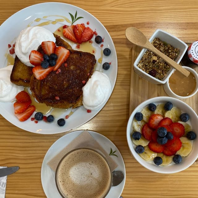 Photo of the dish “Bol de iogurte, froitas e granola”