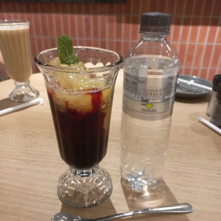 photo of Woolworths Café, Cavendish Square Berry Soda shared by @tonibrockhoven on  20 Jan 2023 - review