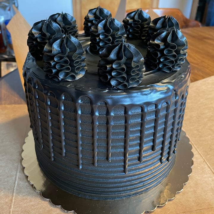 photo of Pie, Pie My Darling Goth Rainbow Cake shared by @veganraeofsunshine on  20 May 2023 - review