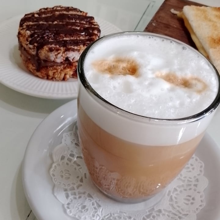 photo of Antolina Alfajor vegano y cafe con leche shared by @yanifrida on  13 Aug 2023 - review