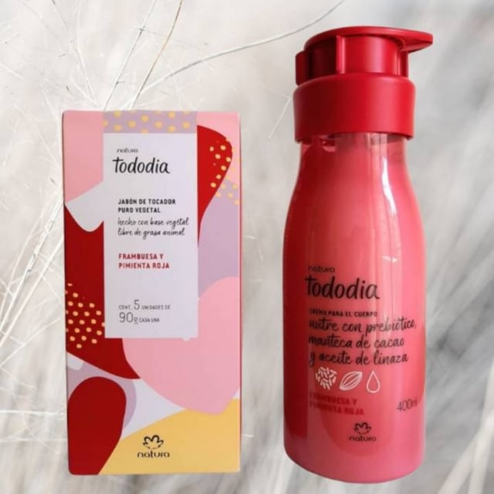 photo of Natura crema corporal tododia frambuesa y pimienta rosa shared by @marianelaibanez on  01 Aug 2023 - review