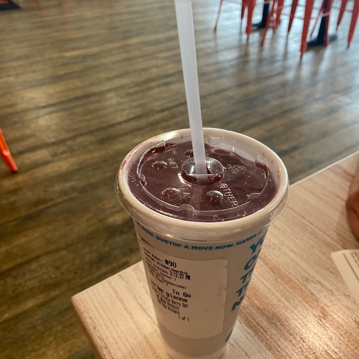 photo of Tropical Smoothie Cafe Triple Berry Oat shared by @theveganfoodcritic on  18 May 2023 - review