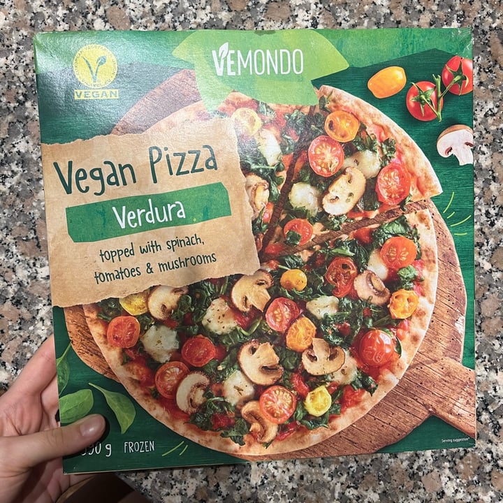 photo of Vemondo Vegan pizza spinaci shared by @juliehallew on  30 Jun 2023 - review