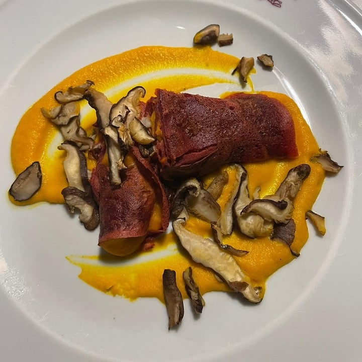 photo of La Colubrina Cannellone farcito servito con besciamella di carote e croccanti shiitake shared by @atergillenomis on  03 Feb 2023 - review