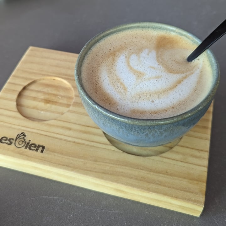 photo of Es Bien Poblenou - Brunch Café con leche de avena shared by @vanessaprats on  23 Jul 2023 - review