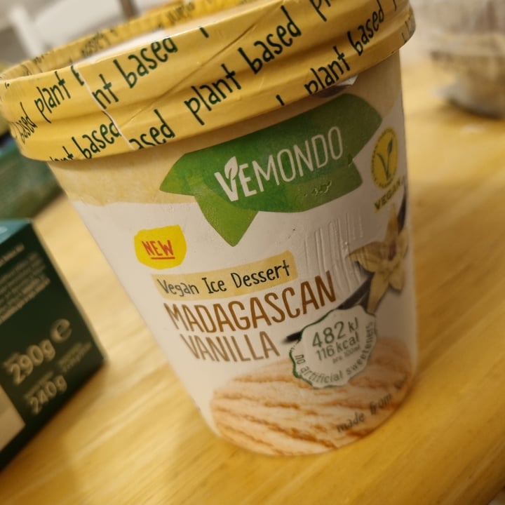 photo of Vemondo Vegan Ice Cream Madagascar Vanilla shared by @robinsorbom on  09 Apr 2023 - review