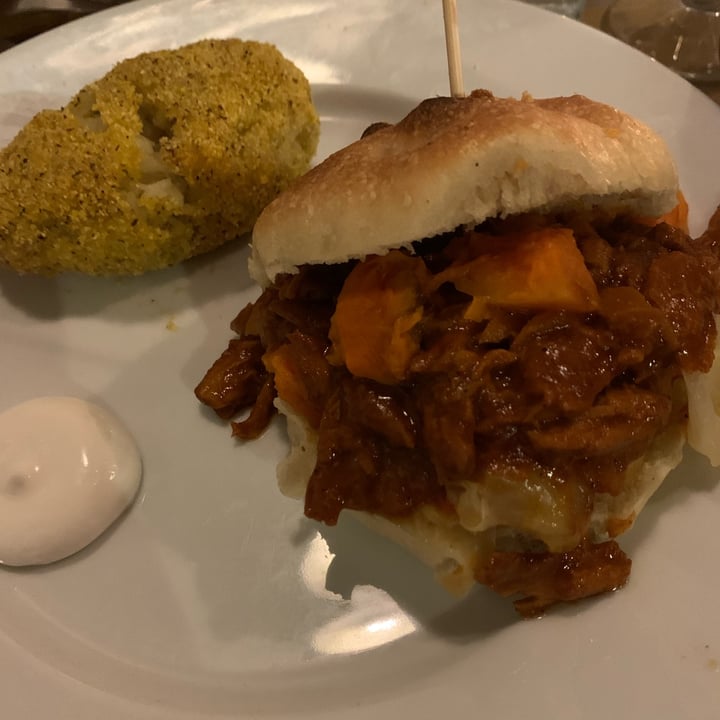 photo of Verde Pistacchio Burger con pollo planted base shared by @valevale84 on  09 May 2023 - review