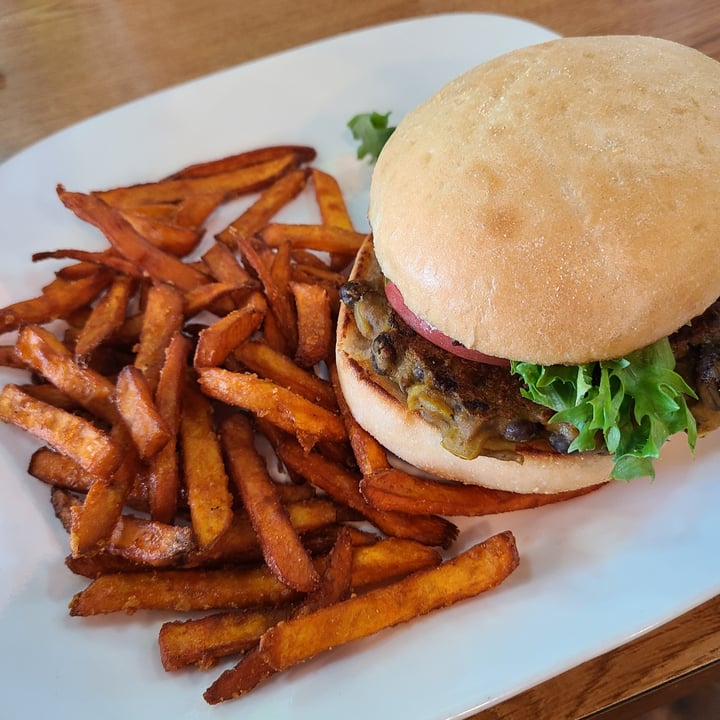 photo of Square Cafe Black Bean Veggie Burger shared by @arobins92 on  05 May 2023 - review